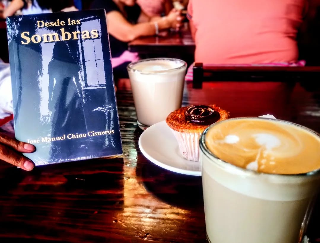 Hay historias que se leen mejor
con un café de por medio.
Desde las sombras
es una de ellas.
Puedes comenzar a leerla gratis en:
www.josemchino.com
#caféylibros #tiempodelectura #noveladeterror #bookstagramespañol
